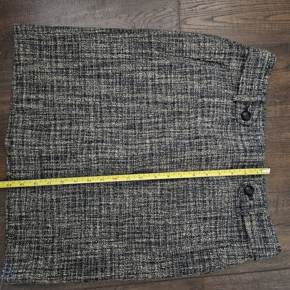Banana Republic Dresses & Skirts - Banana Republic Black and Cream Tweed Skirt